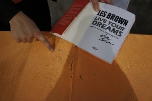 Ślad po rozdawaniu autografów :)